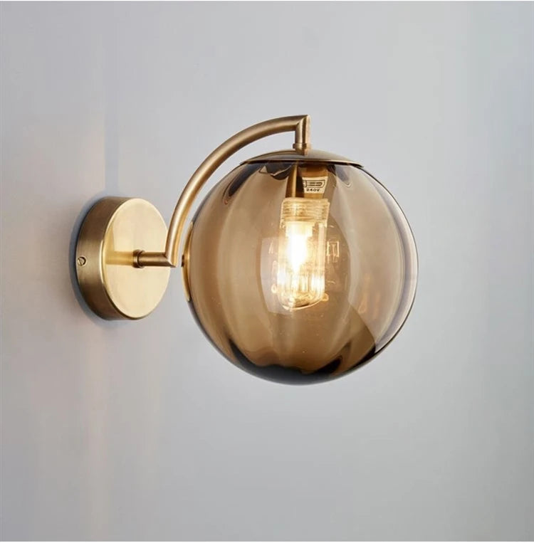 Candeeiro de Parede Moderno com Globo de Vidro | Design em Latão e Vidro Tintado