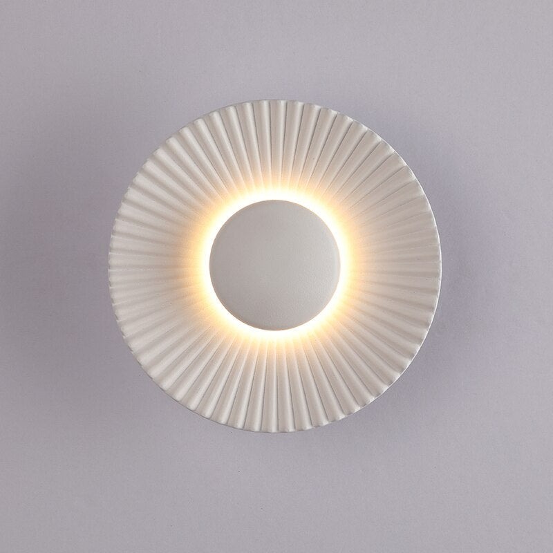 Hasna SunRay Wandleuchte | Modernes metallisches Sonnen-Design