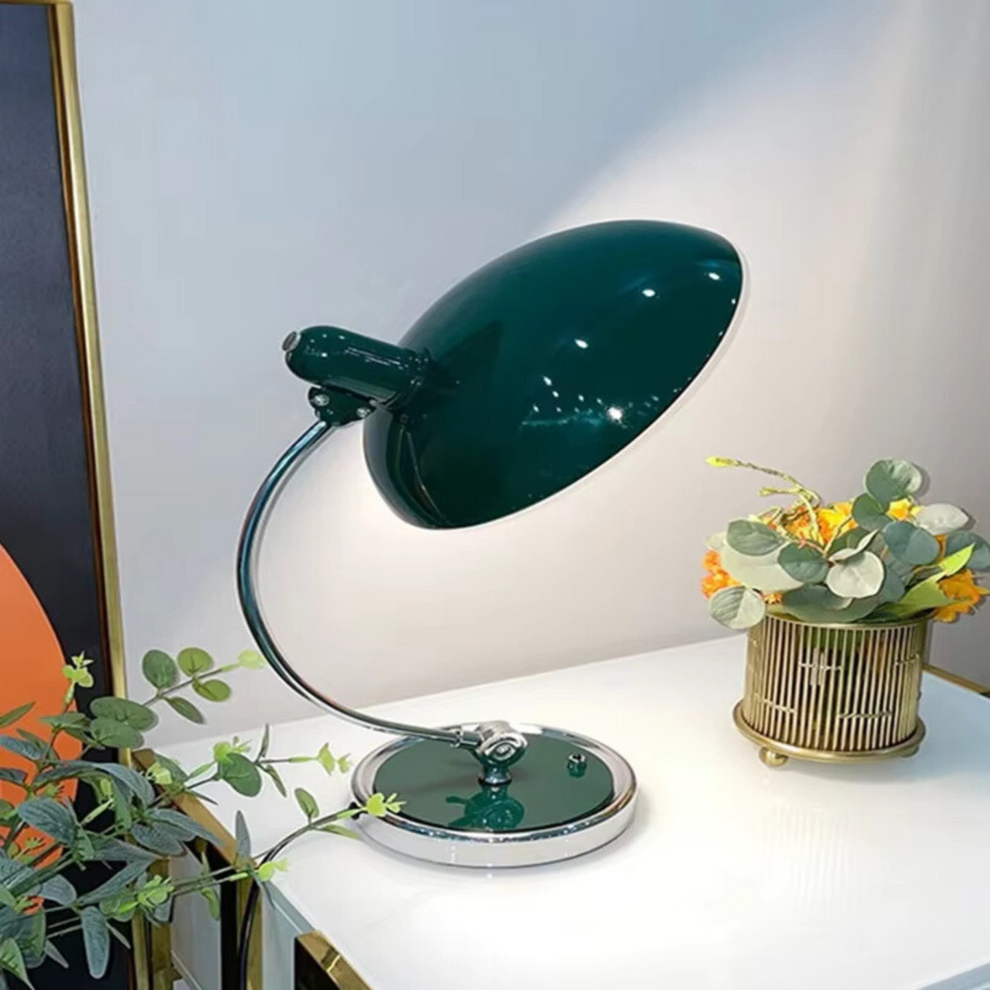 Candeeiro de Mesa ScandiArc | Design Curvo em Metal Inspirado no Bauhaus