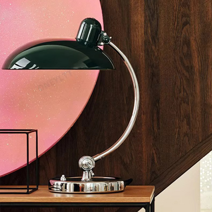 Candeeiro de Mesa ScandiArc | Design Curvo em Metal Inspirado no Bauhaus