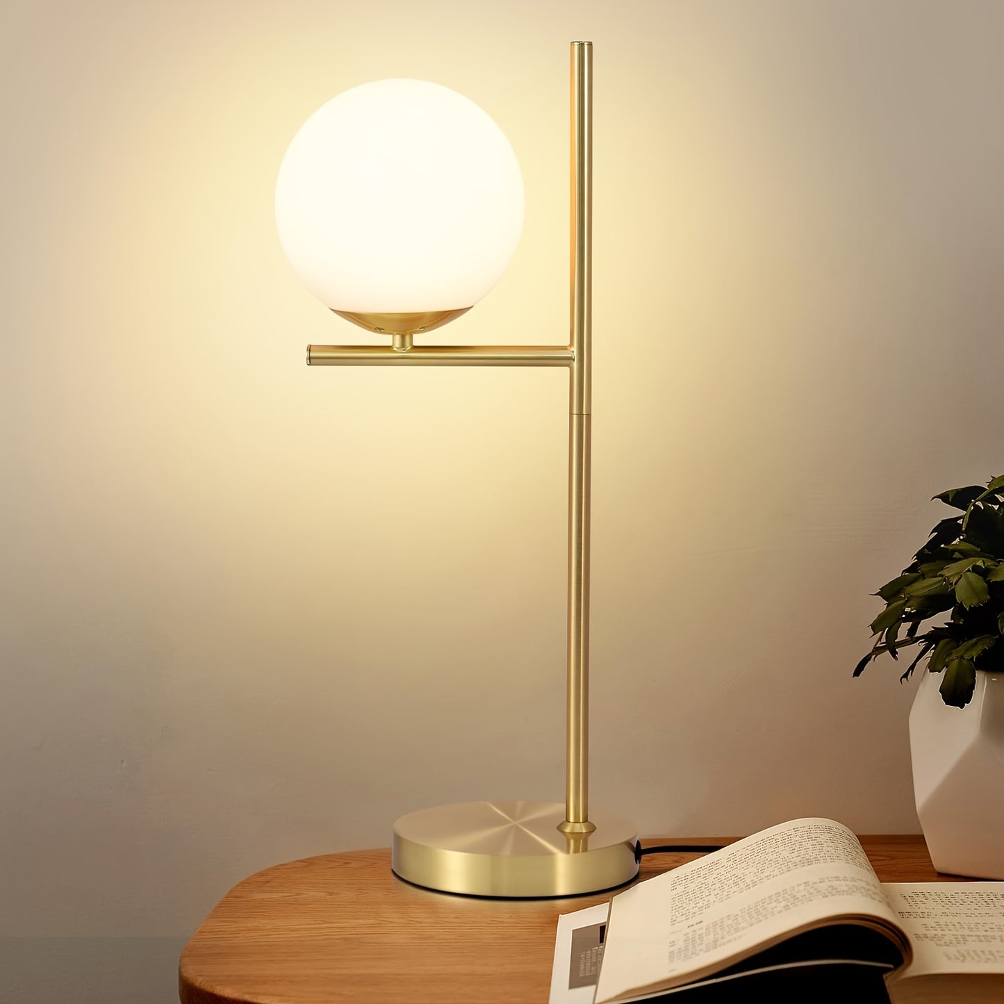 Lámpara de Mesa Moderna Dorada | Diseño de Globo de Vidrio Blanco