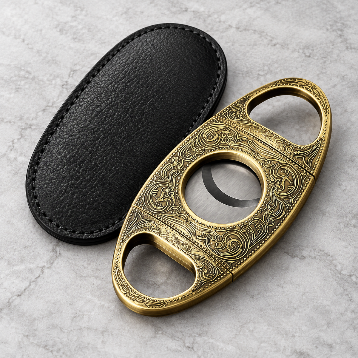 Antik bronzefarvet cigar-klipperetui med graveret design