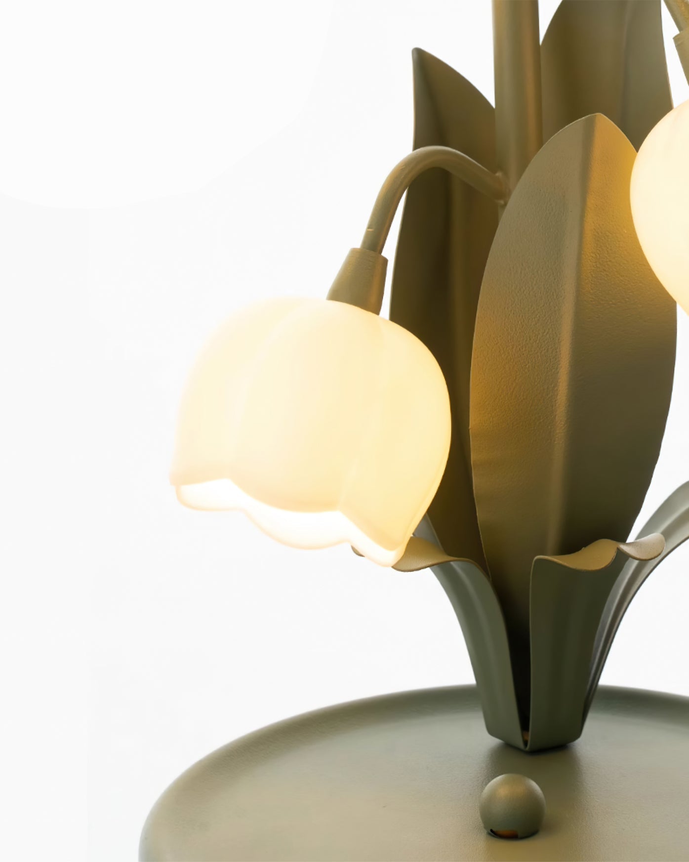 Candeeiro de Mesa Bell Orchid | Luz Interior Floral Elegante