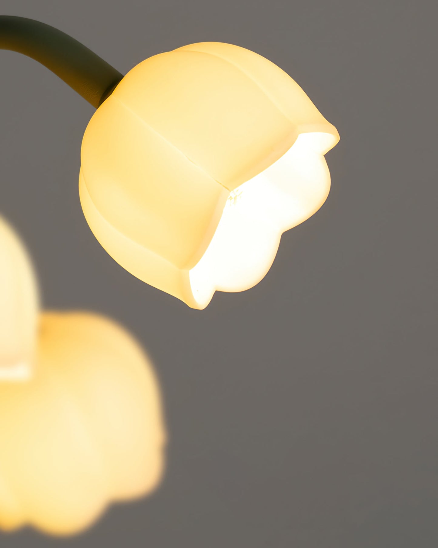 Candeeiro de Mesa Bell Orchid | Luz Interior Floral Elegante