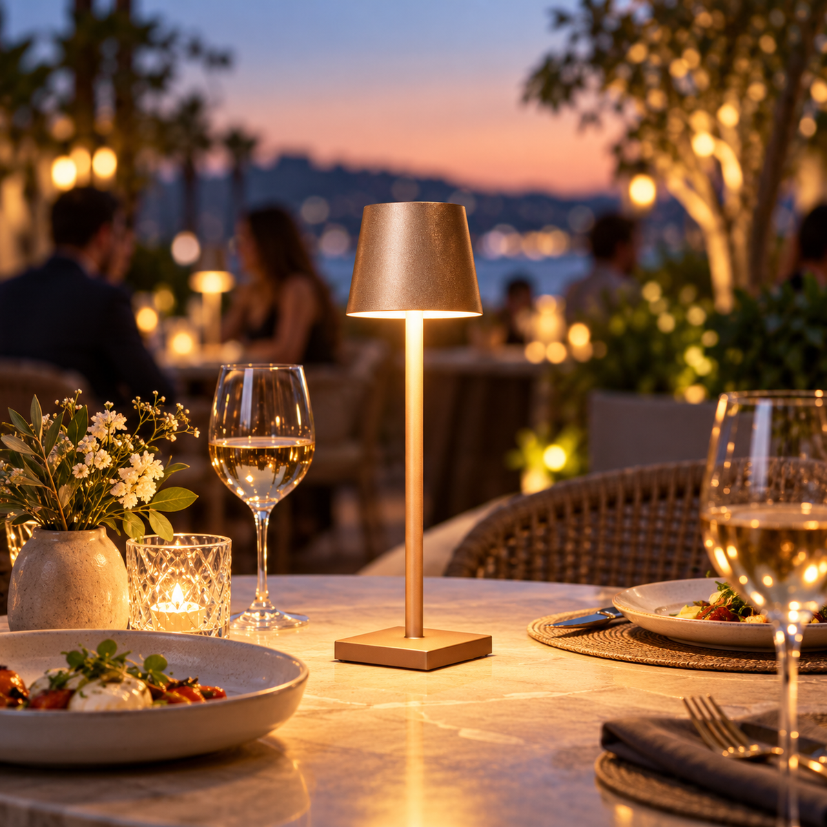 Lámpara de mesa LED inalámbrica regulable con base metálica táctil moderna