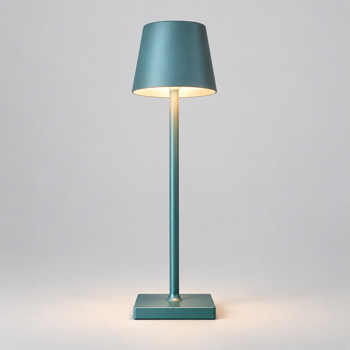 Lámpara de mesa LED inalámbrica regulable con base metálica táctil moderna