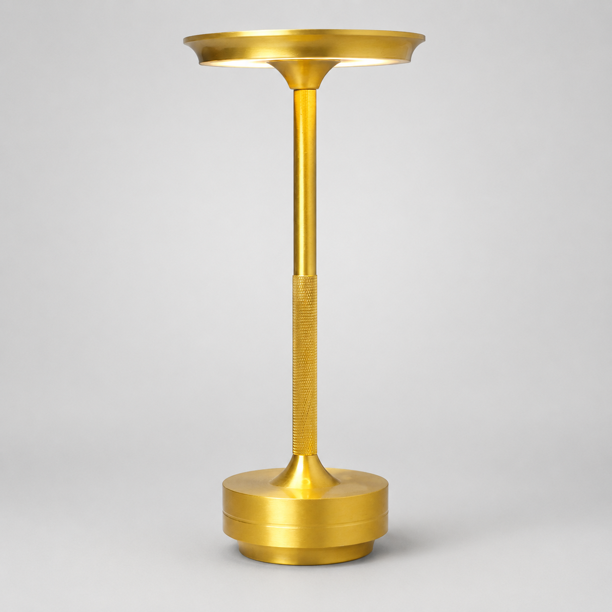 Dæmpbar lampe – trådløs metallisk bordlampe i moderne design