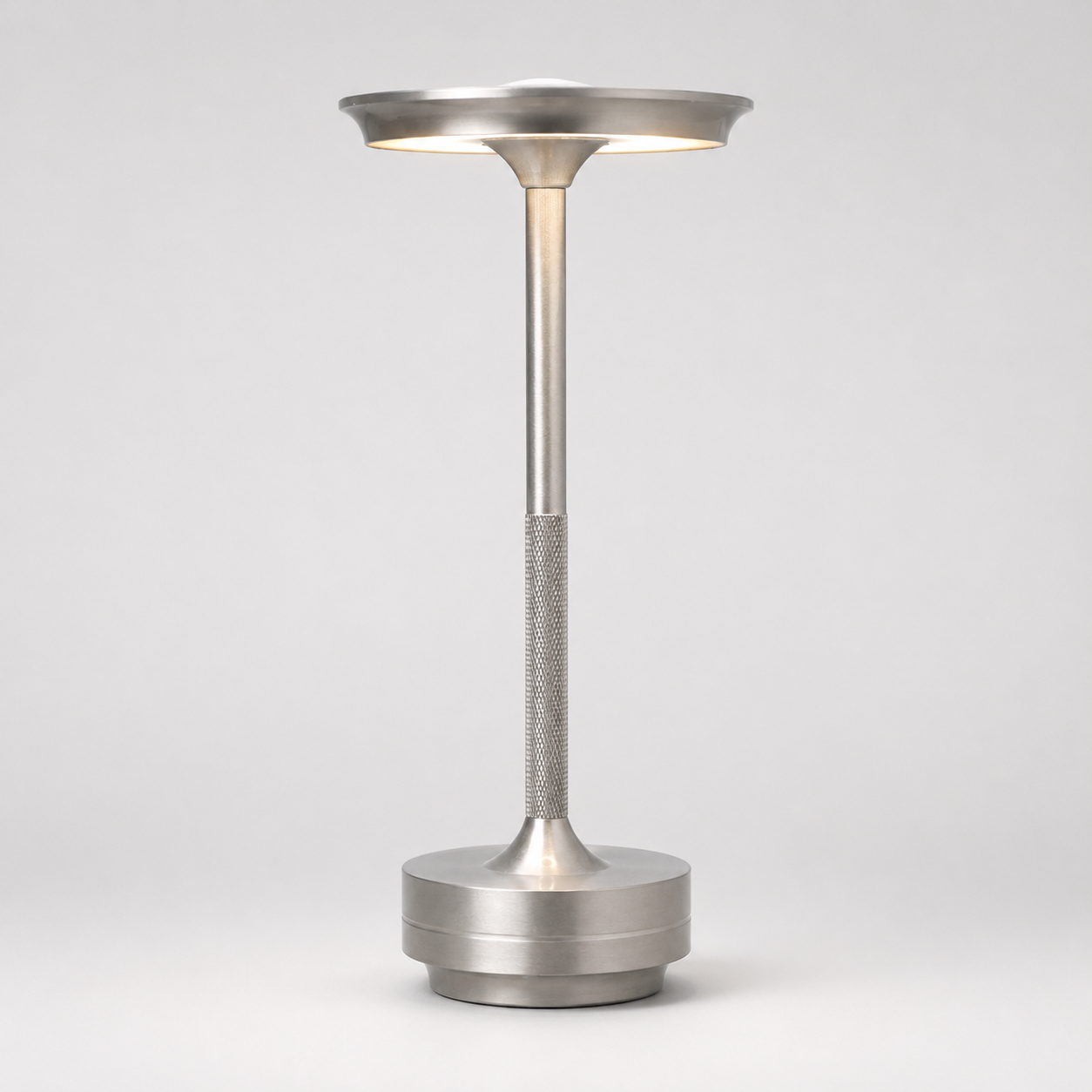 Dæmpbar lampe – trådløs metallisk bordlampe i moderne design
