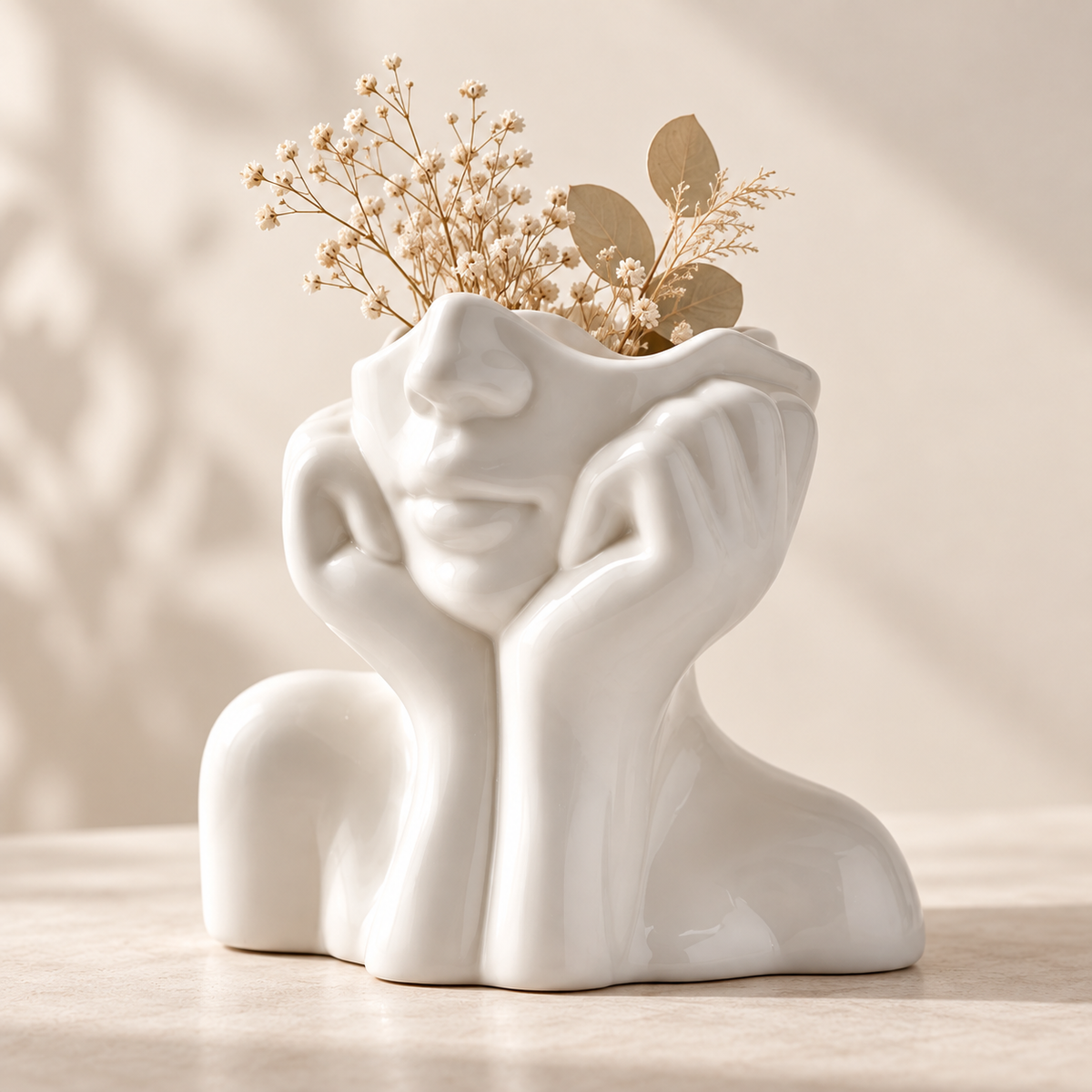 Vaso decorativo artesanal com rosto único e decoração esculpida
