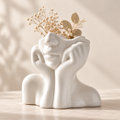 Vaso decorativo artesanal com rosto único e decoração esculpida
