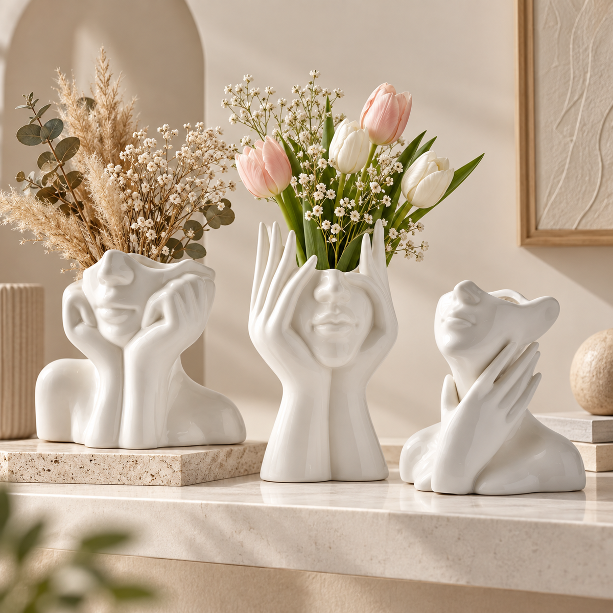 Vaso decorativo artesanal com rosto único e decoração esculpida