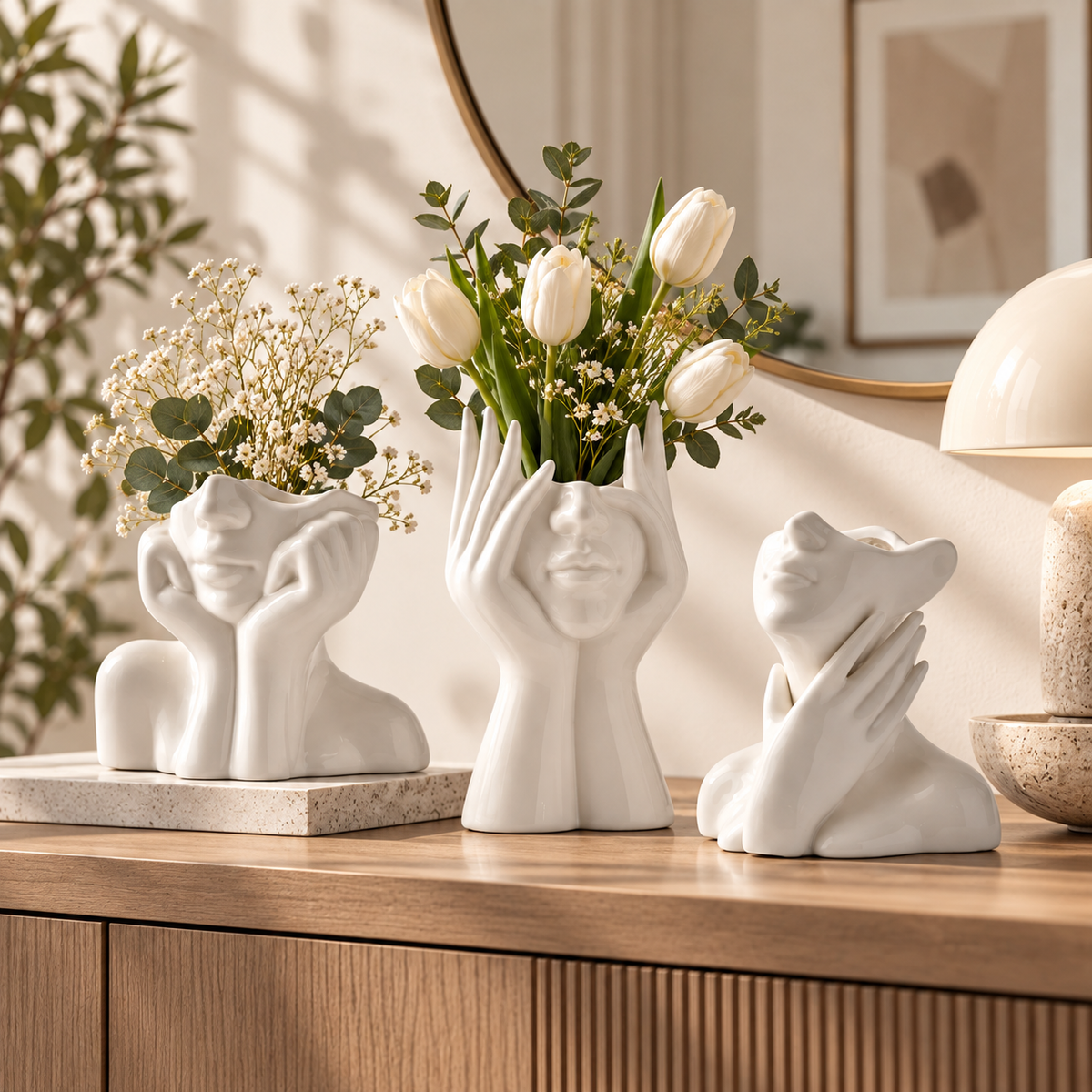 Vaso decorativo artesanal com rosto único e decoração esculpida