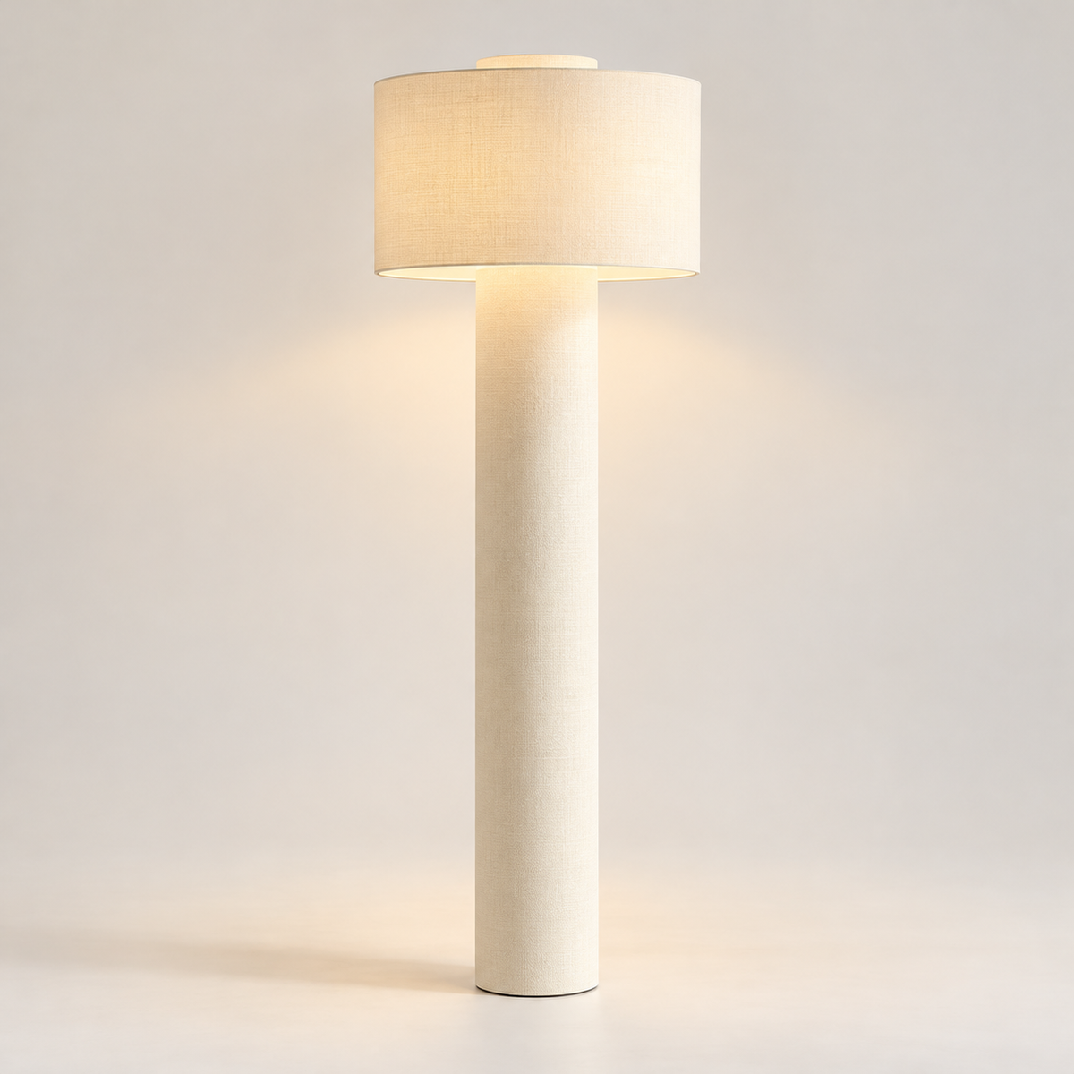 Høj gulvlampe med indirekte belysning og dekorativt design