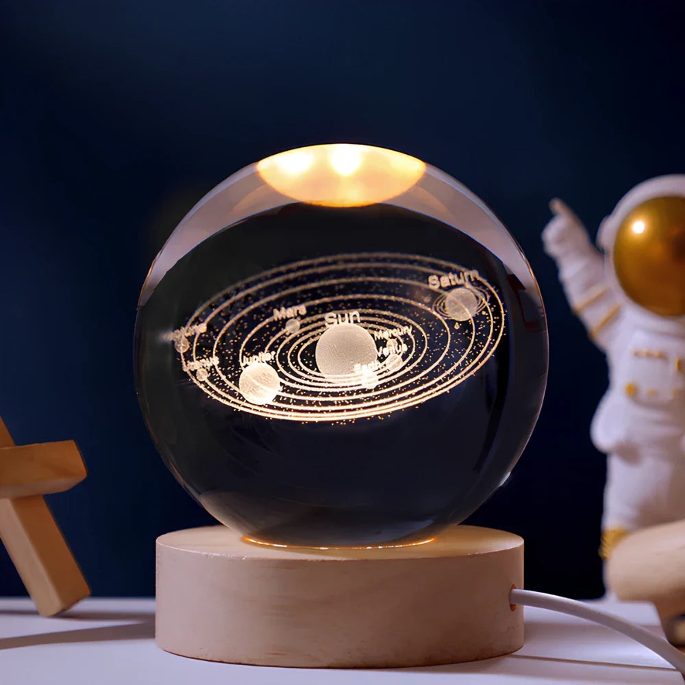 Natlampe Krystalkugle 3D Planet Indgraveret LED Bordlampe