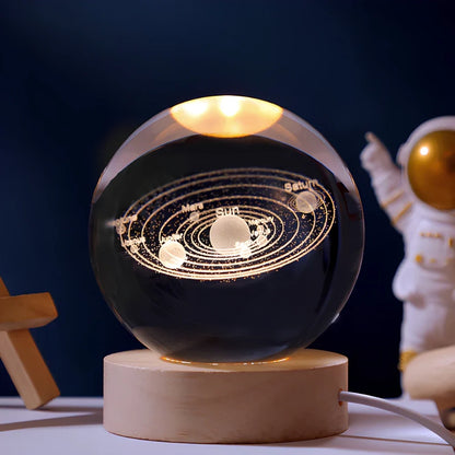 Natlampe Krystalkugle 3D Planet Indgraveret LED Bordlampe
