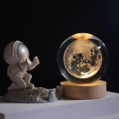 Natlampe Krystalkugle 3D Planet Indgraveret LED Bordlampe