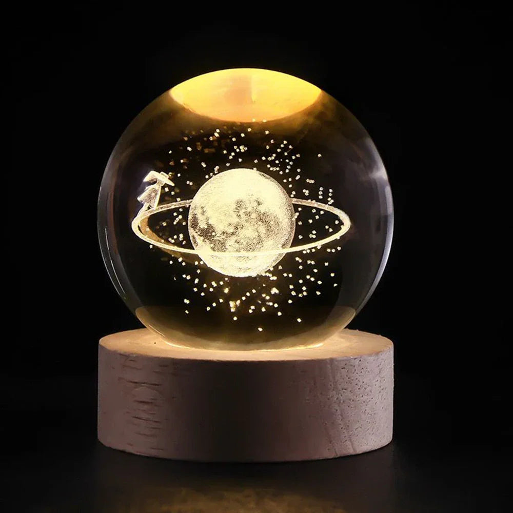 Natlampe Krystalkugle 3D Planet Indgraveret LED Bordlampe