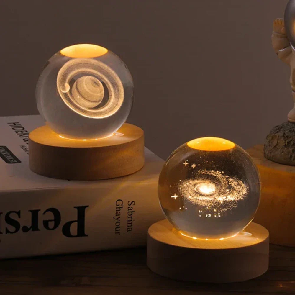 Natlampe Krystalkugle 3D Planet Indgraveret LED Bordlampe