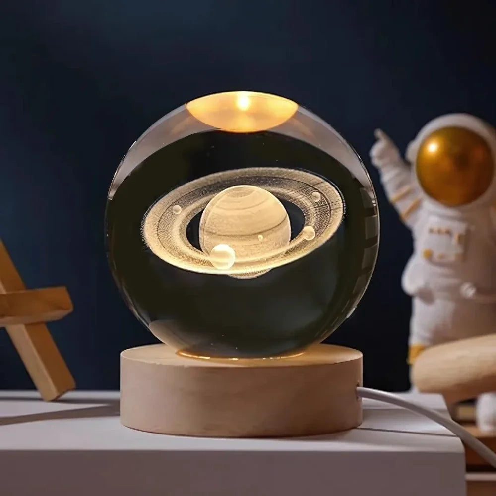 Natlampe Krystalkugle 3D Planet Indgraveret LED Bordlampe