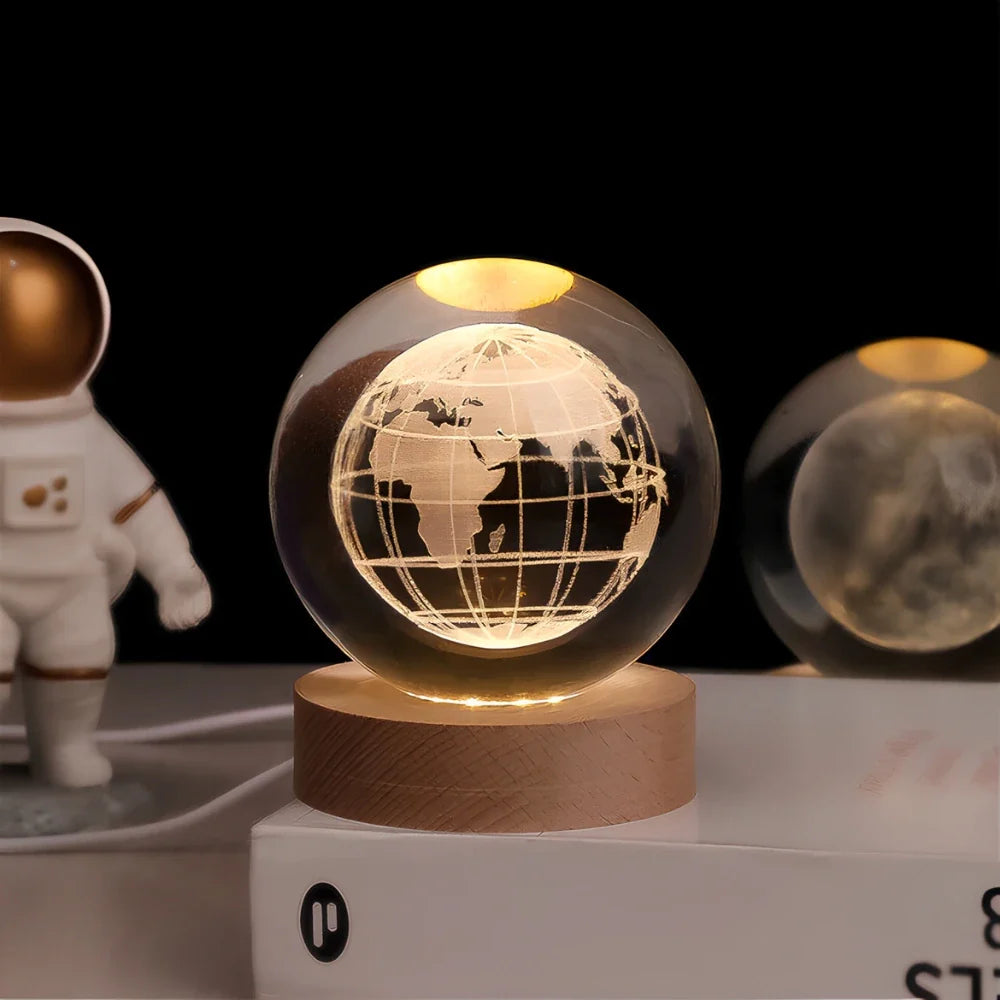 Natlampe Krystalkugle 3D Planet Indgraveret LED Bordlampe