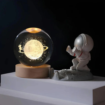 Natlampe Krystalkugle 3D Planet Indgraveret LED Bordlampe