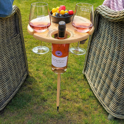 Weinhalter für Picknicktisch mit Erdspieß und Ablagefläche für Snacks im Freien