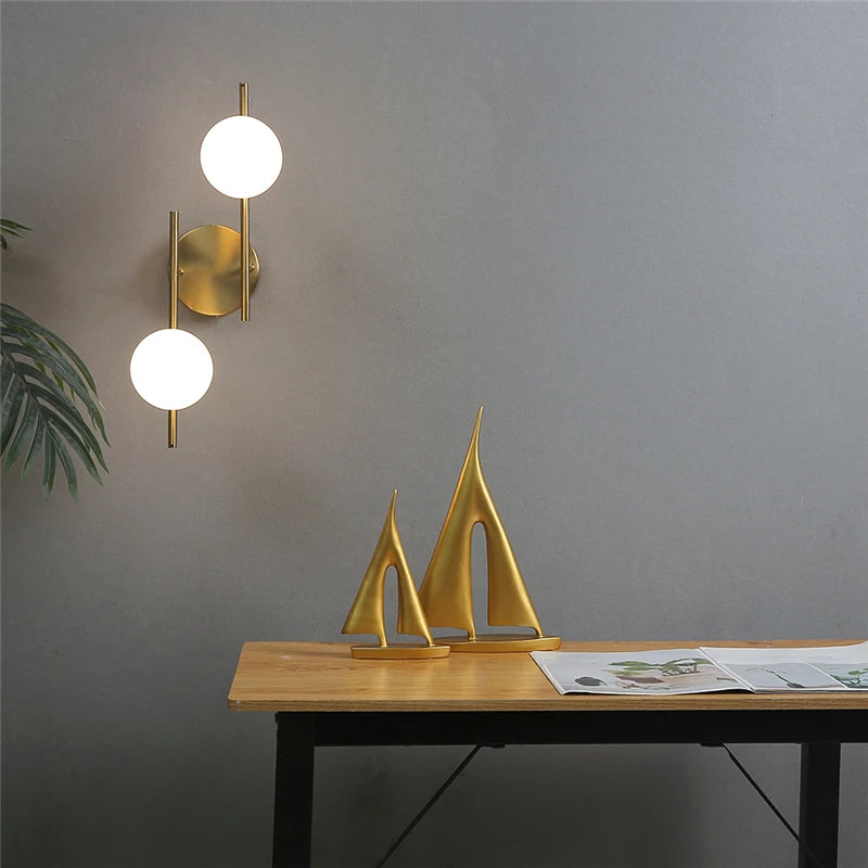 Astra Candeeiro de Parede | Design Moderno Dourado com Duplo Globo