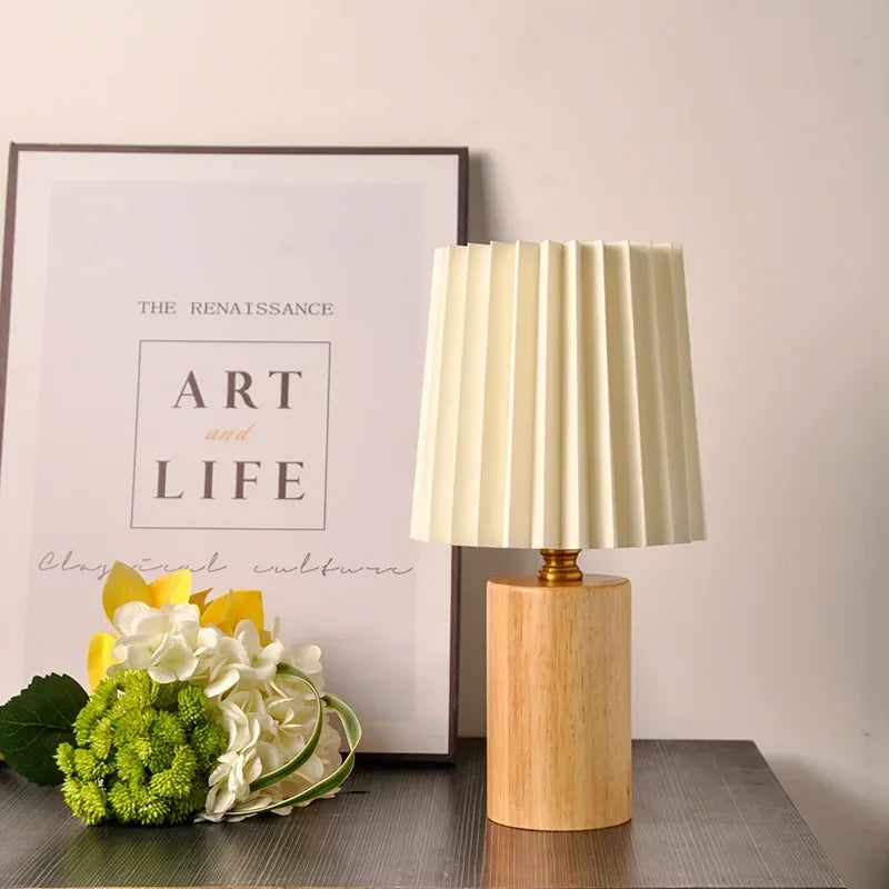 Lampada da tavolo plissettata medievale | Design base in legno nordico