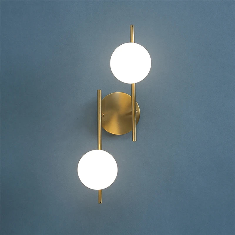 Astra Candeeiro de Parede | Design Moderno Dourado com Duplo Globo