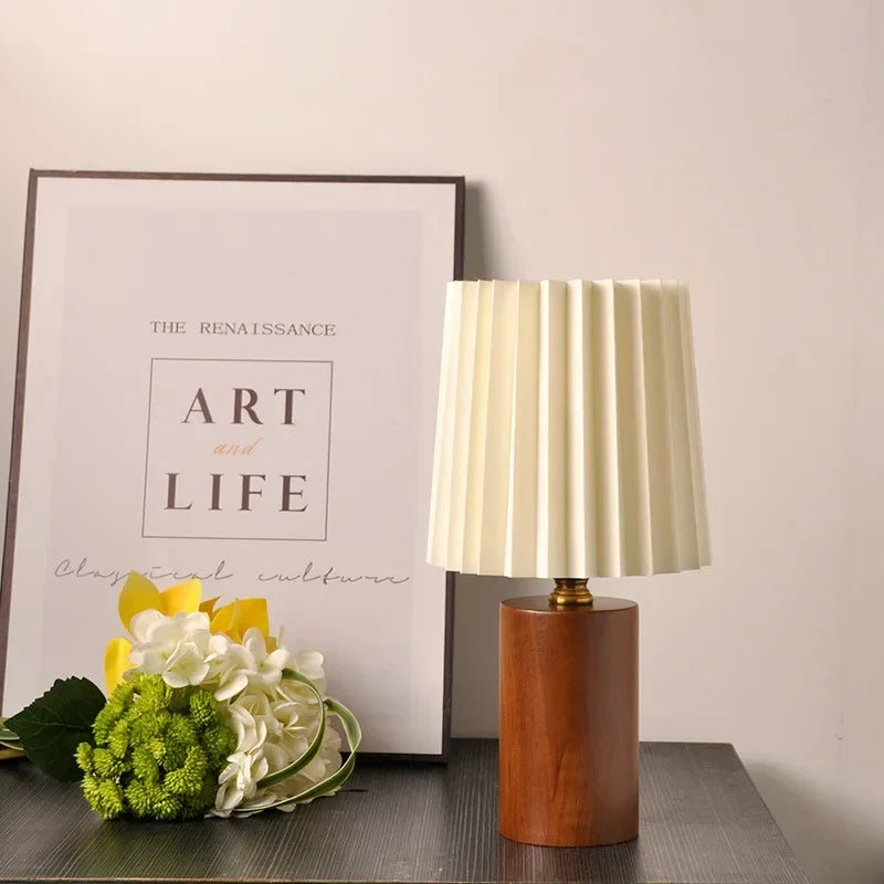 Lampada da tavolo plissettata medievale | Design base in legno nordico