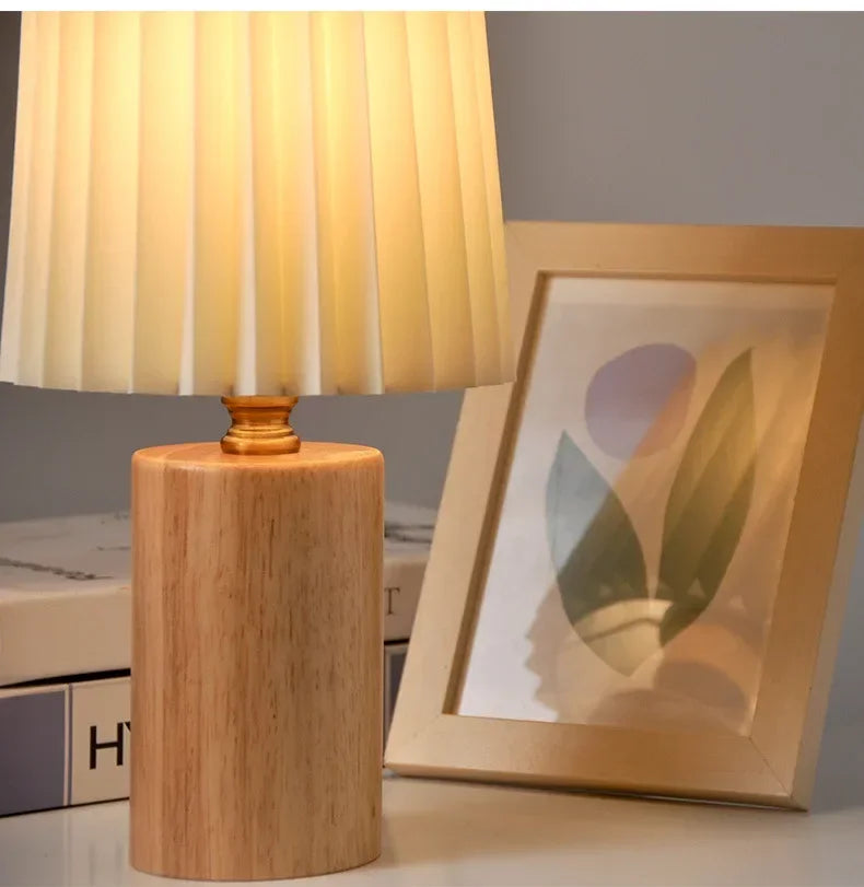 Lampada da tavolo plissettata medievale | Design base in legno nordico