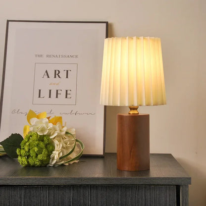 Lampada da tavolo plissettata medievale | Design base in legno nordico