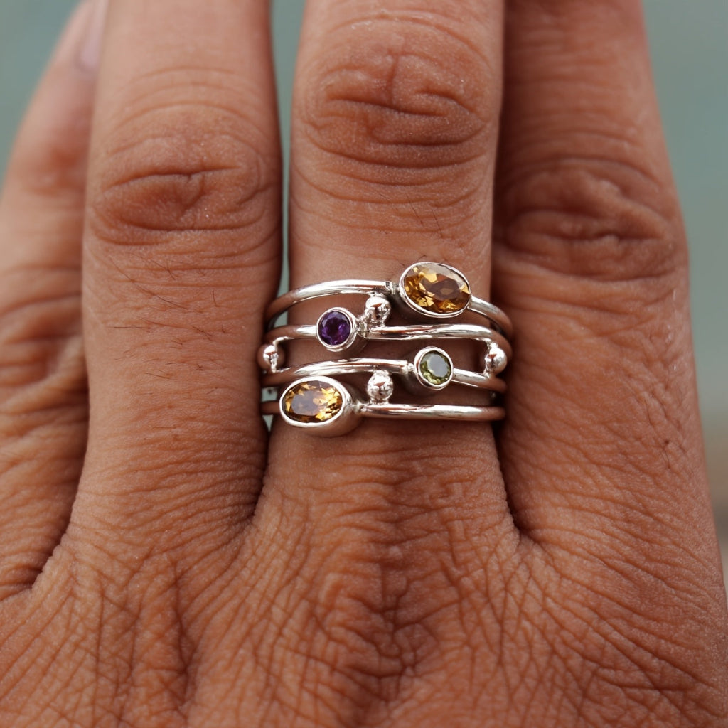 Anello con pietra di nascita in argento regolabile stile boho con zirconi avvolgente