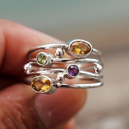 Anello con pietra di nascita in argento regolabile stile boho con zirconi avvolgente