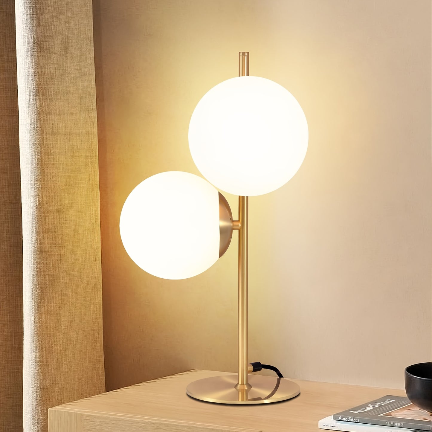 Lámpara de Mesa Moderna Dorada | Diseño de Globo de Vidrio Blanco