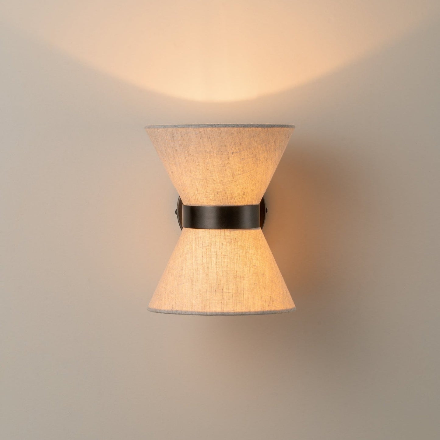 Bronze- og linnedvægslampe | Klassisk moderne elegance
