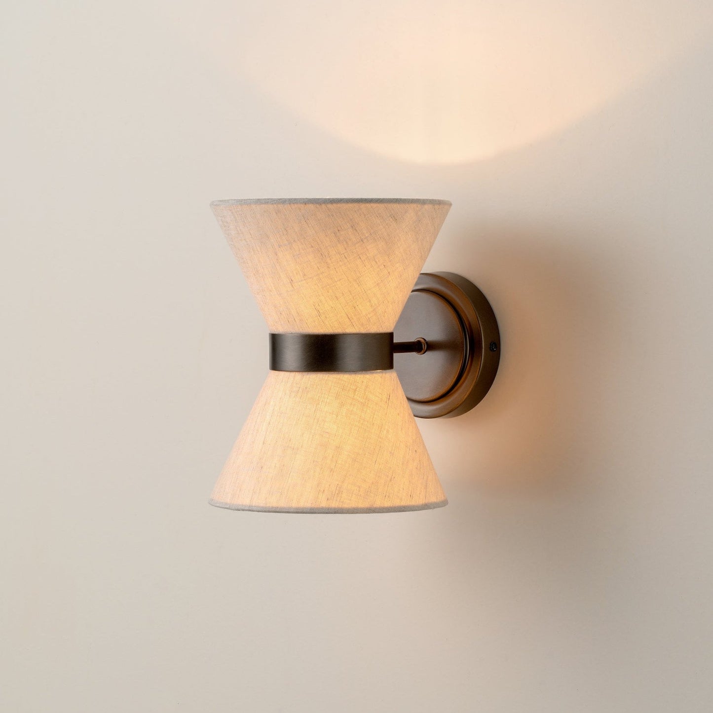 Bronze- og linnedvægslampe | Klassisk moderne elegance